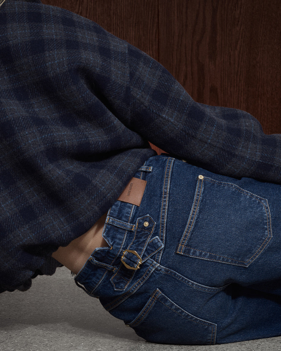 Modelshot / Dark Blue / Detail